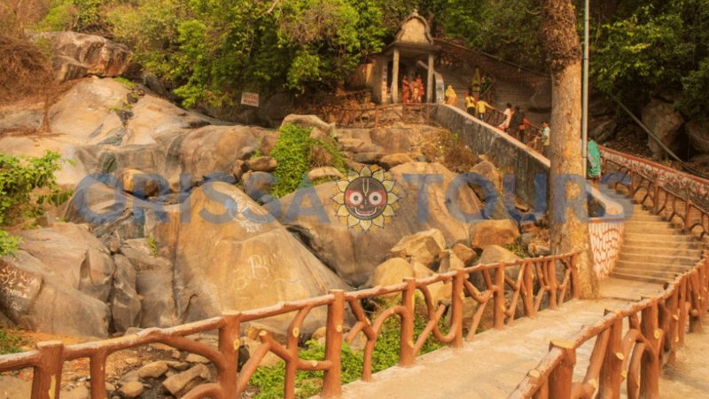 Mangardora Shiva Temple (ମଙ୍ଗାର୍ଡୋରା ଶିବ ମନ୍ଦିର), Ghumar Waterfall, Nabarangpur, Odisha